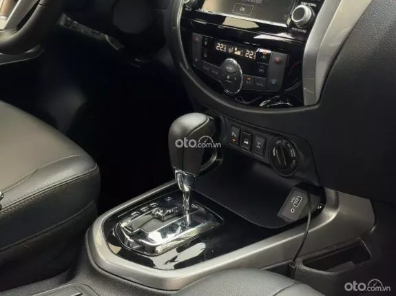 Nissan Navara NP300 VL 4x4 AT 2023 - Bán xe bán tải 4x4 đời 2023, màu xám sang trọng