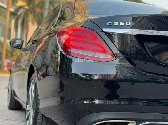 Mercedes-Benz C250 Exclusive 2018 - Odo 9v miles, xe cực đẹp