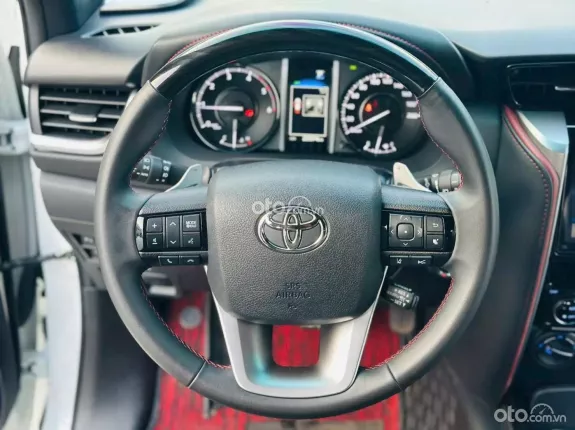 Toyota Fortuner 2.8 AT 4x4 Legender 2024 - Siêu lướt, cam kết tất cả