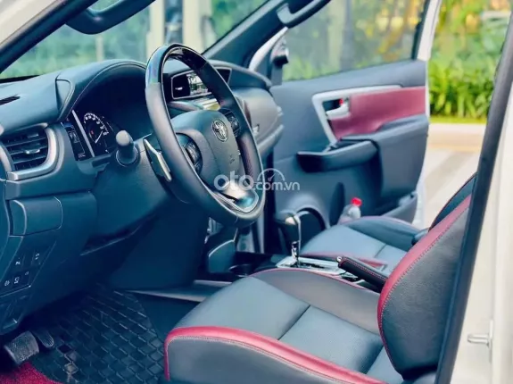 Toyota Fortuner 2.8 AT 4x4 Legender 2024 - Siêu lướt, cam kết tất cả