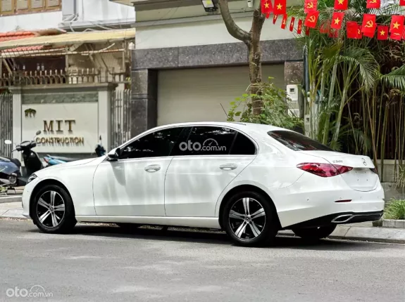 Mercedes-Benz C200 Avantgarde Plus 2021 - Xe siêu đẹp, lăn bánh ít, chất lượng cam kết