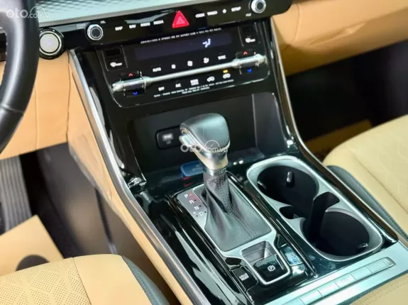 Kia Carnival 2.2D Luxury 2022 - Màu xanh nội thất kem sang trọng