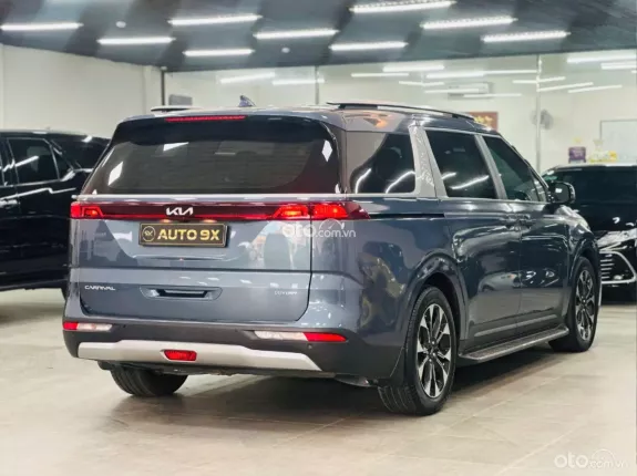 Kia Carnival 2.2D Luxury 2022 - Màu xanh nội thất kem sang trọng