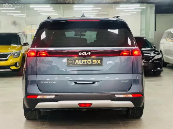 Kia Carnival 2.2D Luxury 2022 - Màu xanh nội thất kem sang trọng