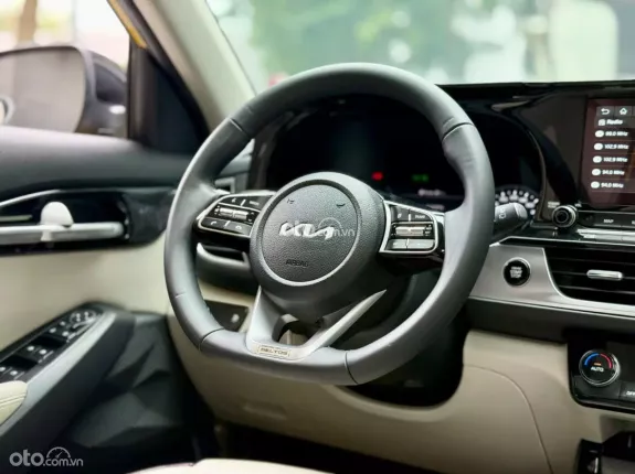 Kia Seltos 1.4 Premium 2022 - Options hiện đại, camera lùi, ghế chỉnh điện