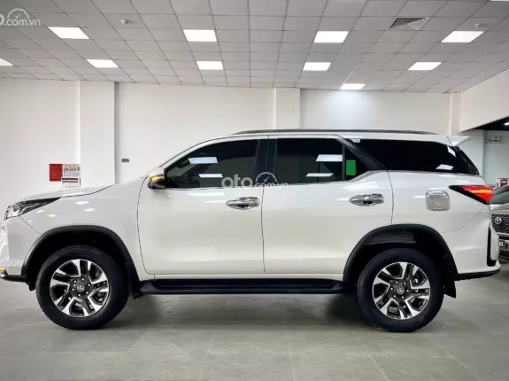 Toyota Fortuner 2.4 AT 4x2 Legender 2020 - Xe sản xuất 2020, model 2021 như mới