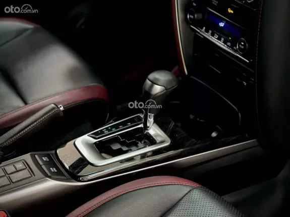 Toyota Fortuner 2.4 AT 4x2 Legender 2020 - Xe sản xuất 2020, model 2021 như mới