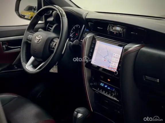 Toyota Fortuner 2.4 AT 4x2 Legender 2020 - Xe sản xuất 2020, model 2021 như mới