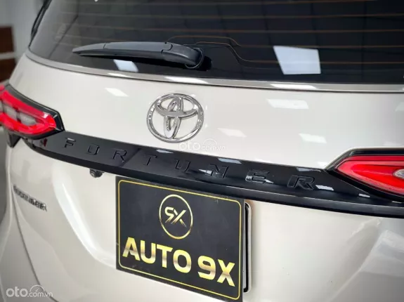 Toyota Fortuner 2.4 AT 4x2 Legender 2020 - Xe sản xuất 2020, model 2021 như mới