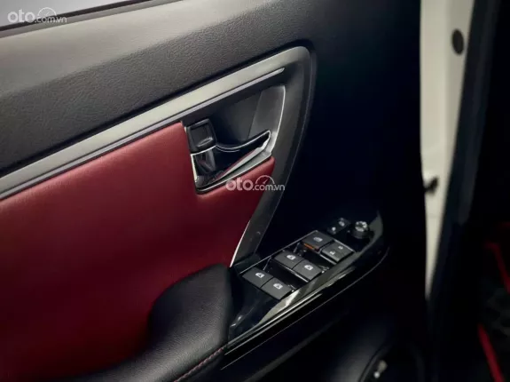 Toyota Fortuner 2.4 AT 4x2 Legender 2020 - Xe sản xuất 2020, model 2021 như mới
