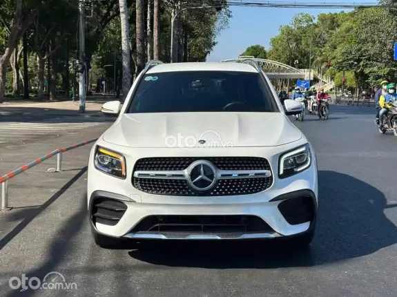Mercedes-Benz GLB 200 4MATIC 2.0L 2021 - Xe SUV cao cấp, nội thất đen sang trọng