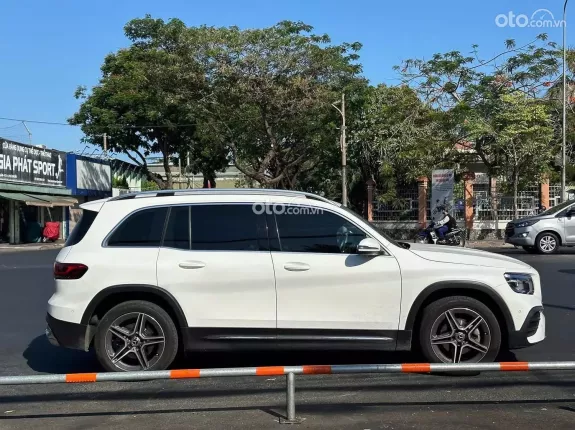 Mercedes-Benz GLB 200 4MATIC 2.0L 2021 - Xe SUV cao cấp, nội thất đen sang trọng