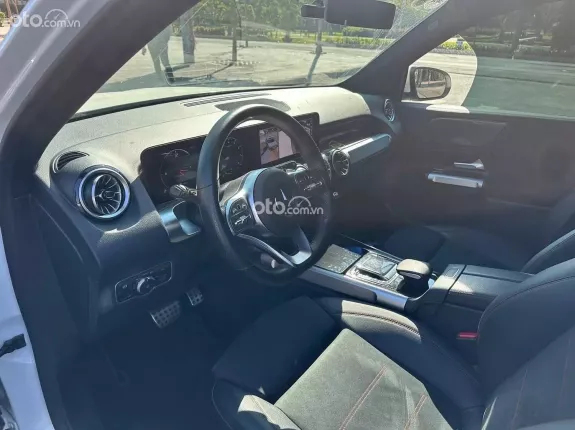 Mercedes-Benz GLB 200 4MATIC 2.0L 2021 - Xe SUV cao cấp, nội thất đen sang trọng