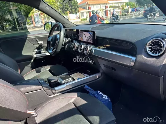 Mercedes-Benz GLB 200 4MATIC 2.0L 2021 - Xe SUV cao cấp, nội thất đen sang trọng