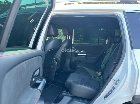 Mercedes-Benz GLB 200 4MATIC 2.0L 2021 - Xe SUV cao cấp, nội thất đen sang trọng