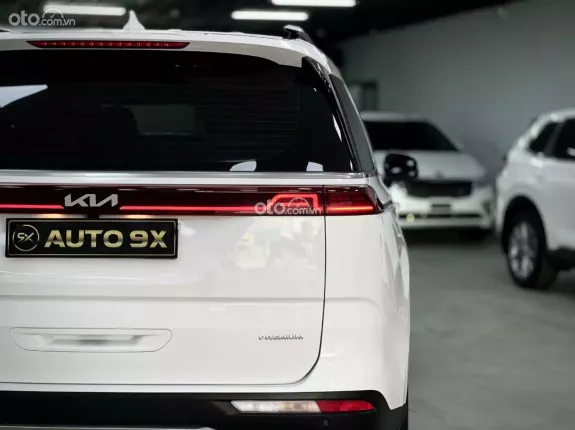 Kia Carnival 2.2D Premium 2022 - Màu Trắng – Nội thất Nâu