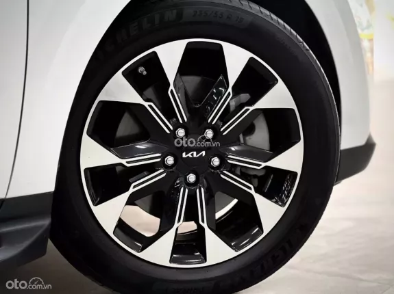 Kia Carnival 2.2D Premium 2022 - Màu Trắng – Nội thất Nâu