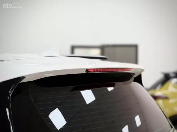 Kia Carnival 2.2D Premium 2022 - Màu Trắng – Nội thất Nâu