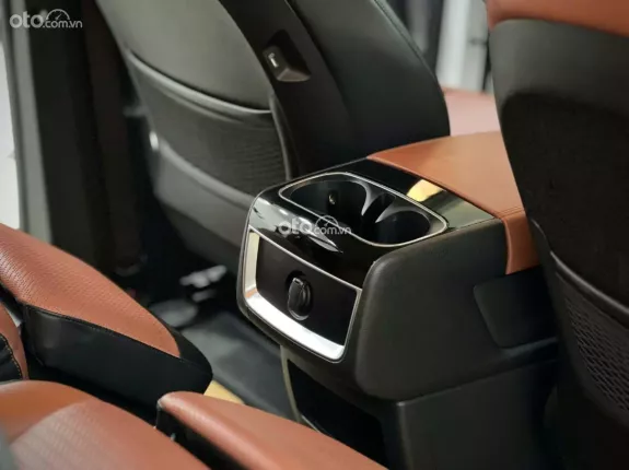 Kia Carnival 2.2D Premium 2022 - Màu Trắng – Nội thất Nâu