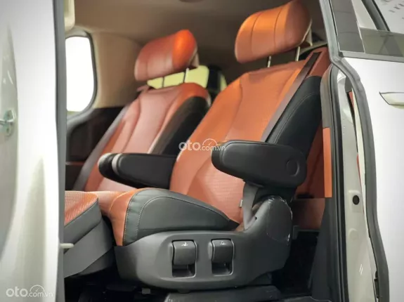 Kia Carnival 2.2D Premium 2022 - Màu Trắng – Nội thất Nâu