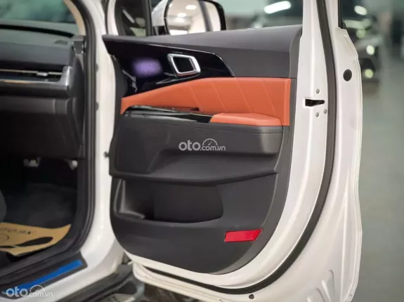 Kia Carnival 2.2D Premium 2022 - Màu Trắng – Nội thất Nâu