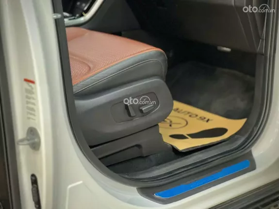 Kia Carnival 2.2D Premium 2022 - Màu Trắng – Nội thất Nâu