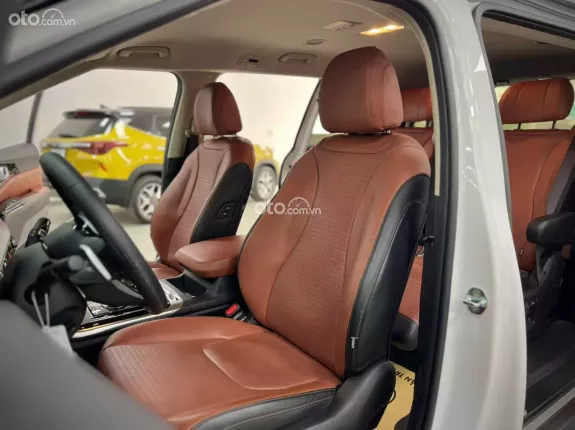 Kia Carnival 2.2D Premium 2022 - Màu Trắng – Nội thất Nâu