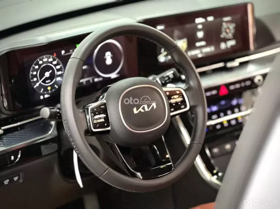 Kia Carnival 2.2D Premium 2022 - Màu Trắng – Nội thất Nâu