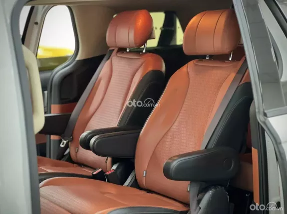 Kia Carnival 2.2D Premium 2022 - Màu Trắng – Nội thất Nâu