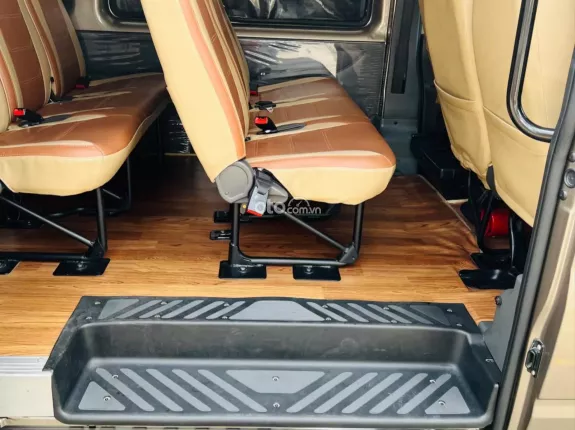 Ford Transit Tiêu chuẩn 2023 - Tên cá nhân chạy 7vkm lốp rin theo xe