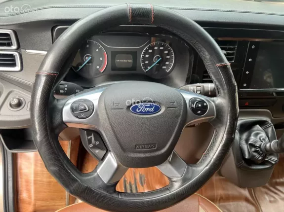 Ford Transit Tiêu chuẩn 2023 - Tên cá nhân chạy 7vkm lốp rin theo xe