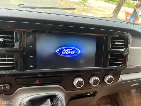 Ford Transit Tiêu chuẩn 2023 - Tên cá nhân chạy 7vkm lốp rin theo xe