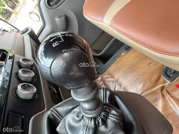 Ford Transit Tiêu chuẩn 2023 - Tên cá nhân chạy 7vkm lốp rin theo xe