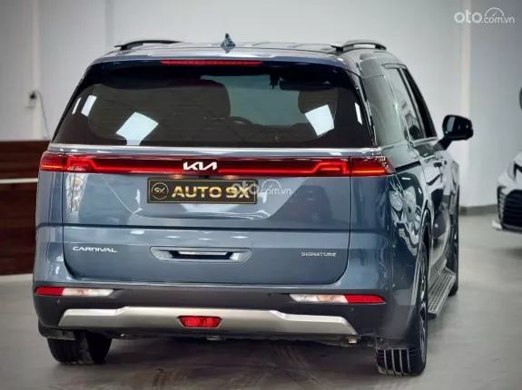 Kia Carnival 2.2D Signature 2022 - Xe màu Xanh - Nội thất Nâu