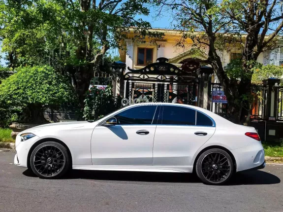 Mercedes-Benz C300 AMG 2023 - Mâm C63 AMG 19 inch - Trang bị: Full option - Hỗ trợ bank 70%