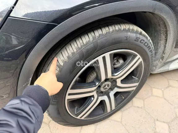 Mercedes-Benz GLC 200 4Matic 2021 - Xe đẹp màu đen, nội thất đen, đi 7000 km