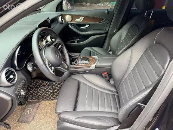 Mercedes-Benz GLC 200 4Matic 2021 - Xe đẹp màu đen, nội thất đen, đi 7000 km