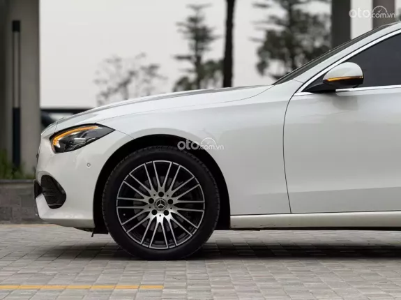 Mercedes-Benz C200 Avantgarde Plus 2023 - Bảo hành chính hãng, siêu lướt 2000 km