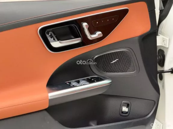 Mercedes-Benz C200 Avantgarde Plus 2023 - Bảo hành chính hãng, siêu lướt 2000 km