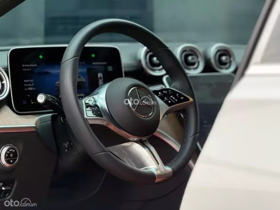 Mercedes-Benz C200 Avantgarde Plus 2023 - Bảo hành chính hãng, siêu lướt 2000 km
