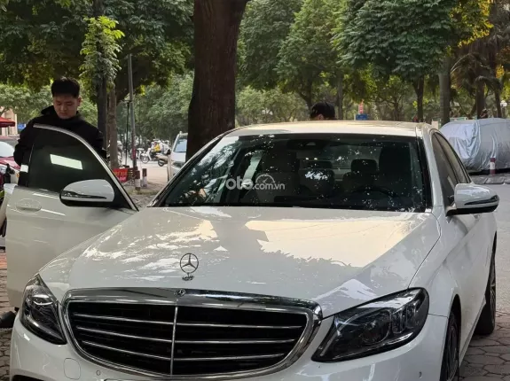 Mercedes-Benz C200 Exclusive 2019 - Trắng/kem cực yêu