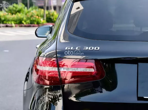 Mercedes-Benz GLC 300 4Matic 2017 - Màu đen, nội thất kem - Một chủ từ đầu