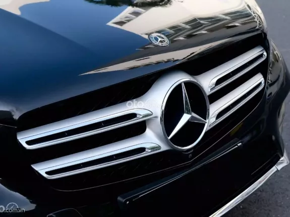 Mercedes-Benz GLC 300 4Matic 2017 - Màu đen, nội thất kem - Một chủ từ đầu