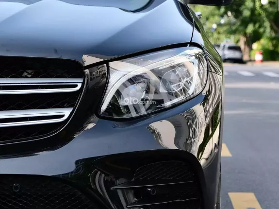 Mercedes-Benz GLC 300 4Matic 2017 - Màu đen, nội thất kem - Một chủ từ đầu