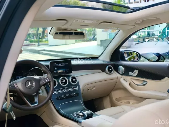 Mercedes-Benz GLC 300 4Matic 2017 - Màu đen, nội thất kem - Một chủ từ đầu