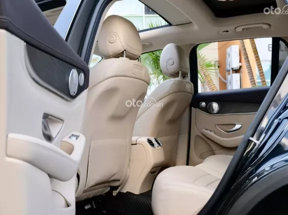 Mercedes-Benz GLC 300 4Matic 2017 - Màu đen, nội thất kem - Một chủ từ đầu