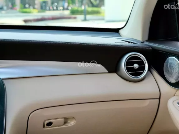 Mercedes-Benz GLC 300 4Matic 2017 - Màu đen, nội thất kem - Một chủ từ đầu