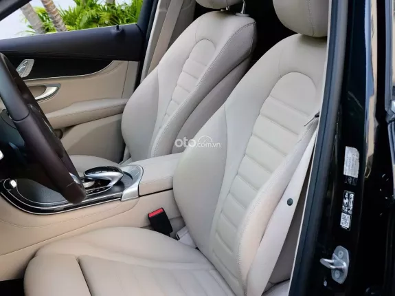Mercedes-Benz GLC 300 4Matic 2017 - Màu đen, nội thất kem - Một chủ từ đầu