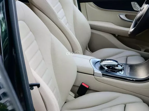 Mercedes-Benz GLC 300 4Matic 2017 - Màu đen, nội thất kem - Một chủ từ đầu