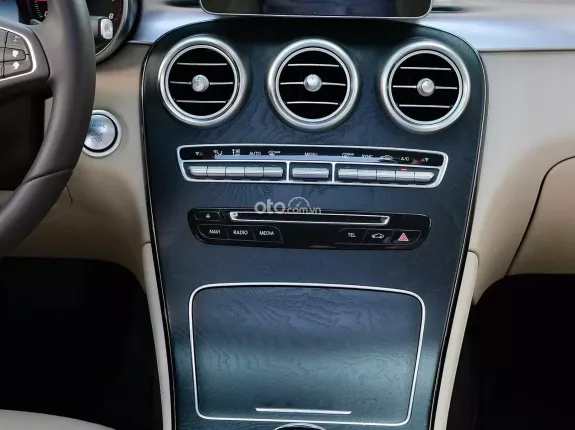 Mercedes-Benz GLC 300 4Matic 2017 - Màu đen, nội thất kem - Một chủ từ đầu